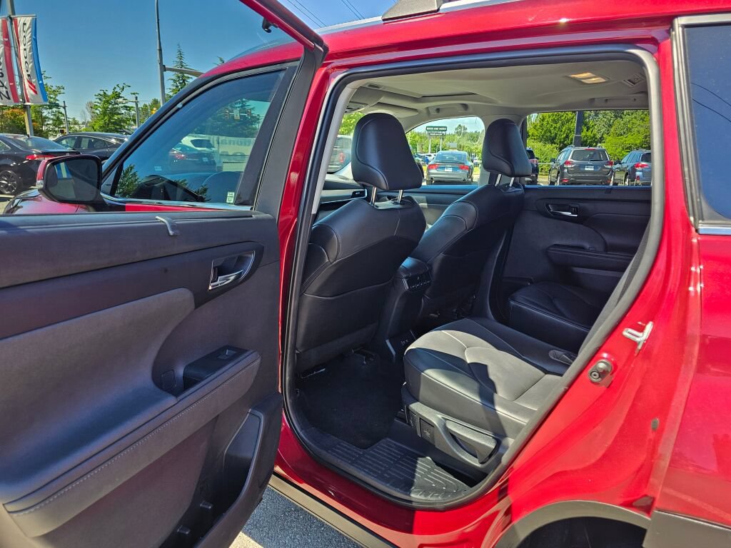 Used 2021 Toyota Highlander XLE AWD/4WD image 11