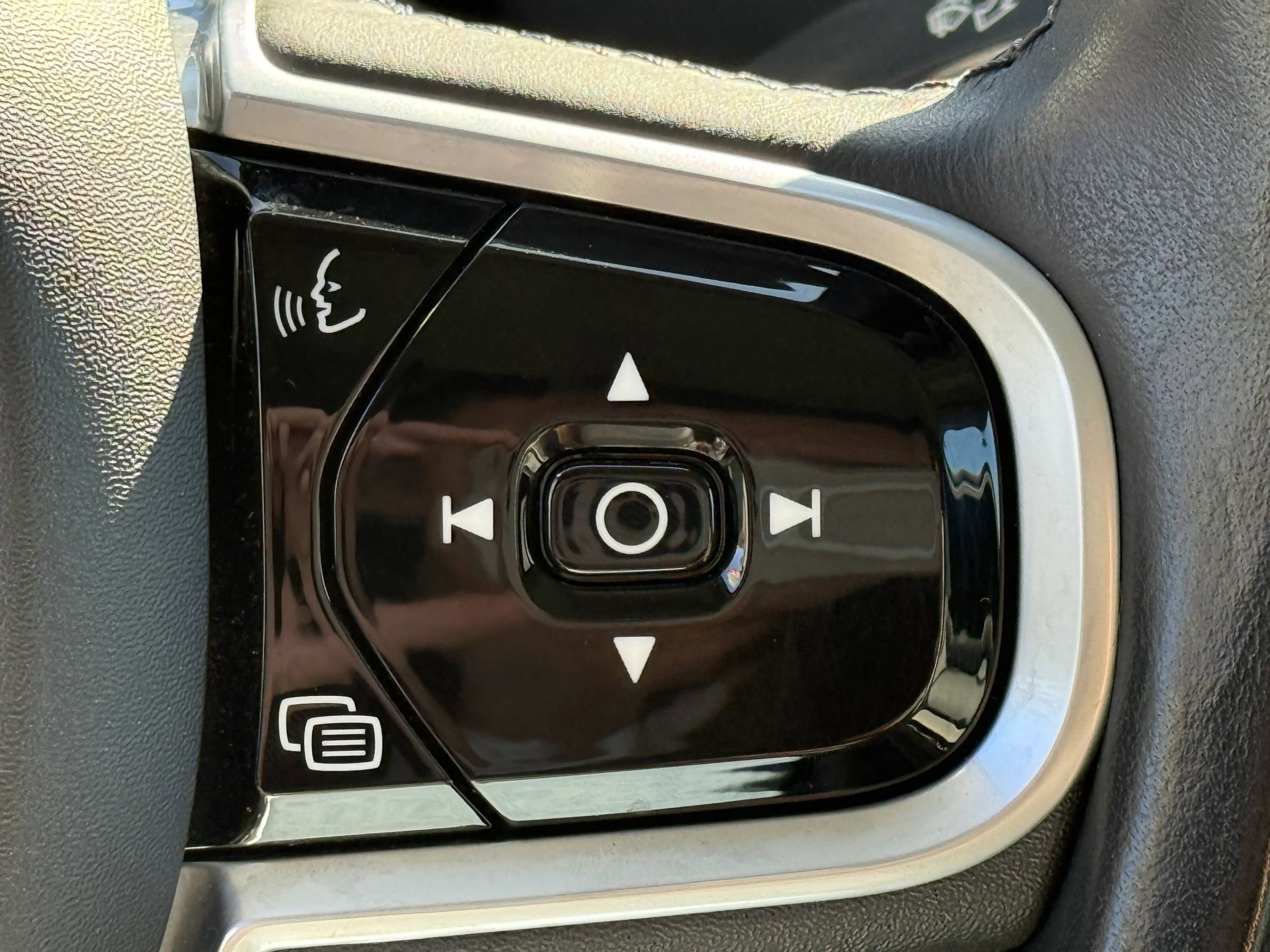 Used 2022 Volvo XC90 T5 Momentum w/ Climate Package image 11