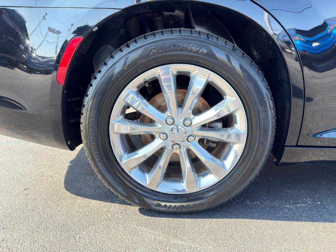 Used 2015 Chrysler 300 Limited w/ Driver Convenience Group image 9