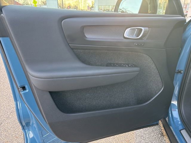 Used 2025 Volvo XC40 B5 Plus image 17