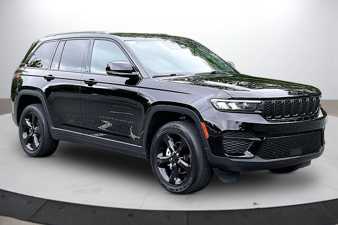 Used 2023 Jeep Grand Cherokee Altitude AWD/4WD image 2