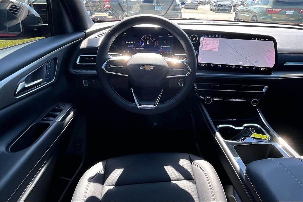 Used 2025 Chevrolet Traverse LT image 5