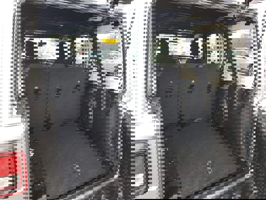 Used 2020 Jeep Wrangler Unlimited Sahara image 10