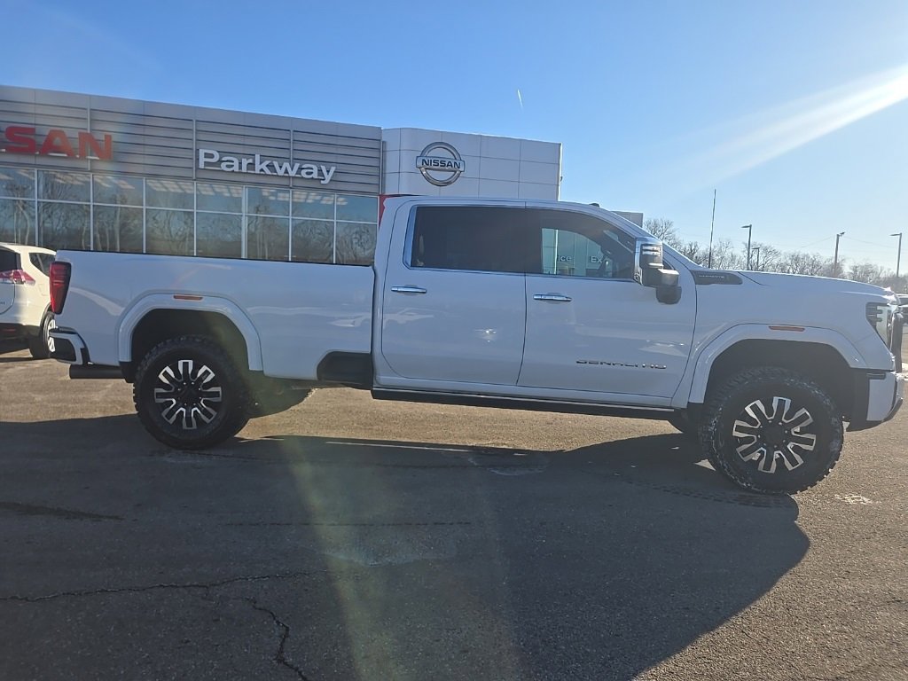 Used 2024 GMC Sierra 3500 Denali Ultimate image 9