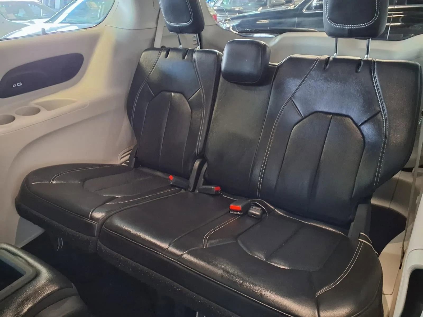 Used 2022 Chrysler Pacifica Touring-L w/ Uconnect Theater Family Group image 14