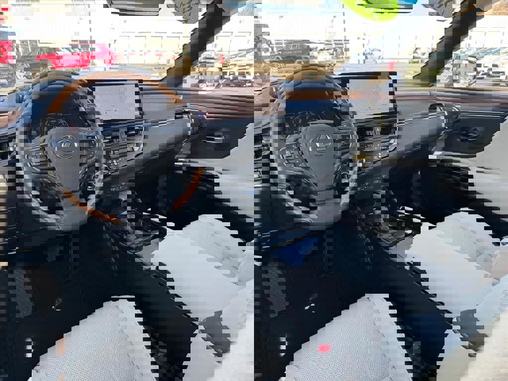 Used 2024 Lexus ES 350 Ultra Luxury w/ Accessory Package (Z1) image 11