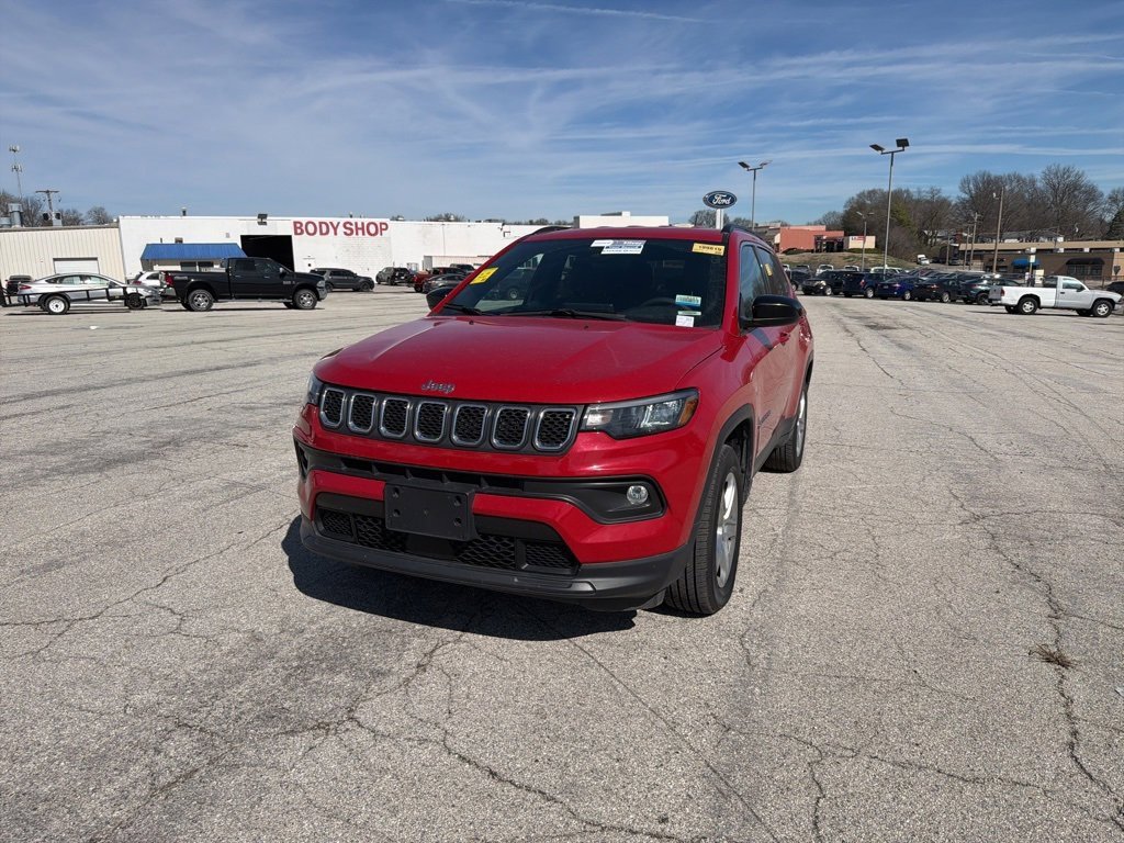 Used 2023 Jeep Compass Latitude image 2