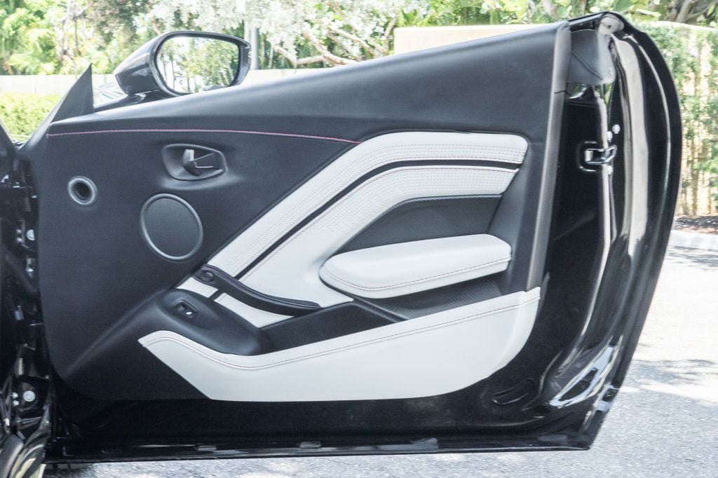 Used 2022 Aston Martin V8 Vantage Roadster RWD image 23
