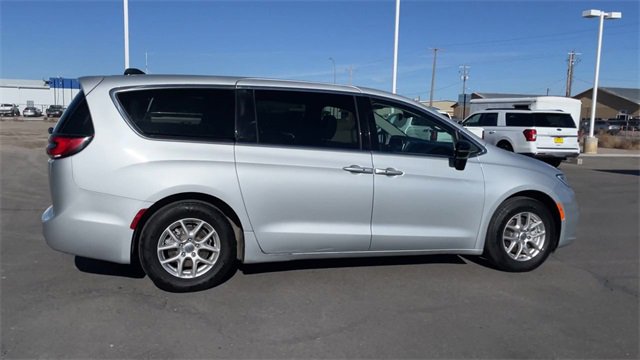 Used 2024 Chrysler Pacifica Touring-L image 2