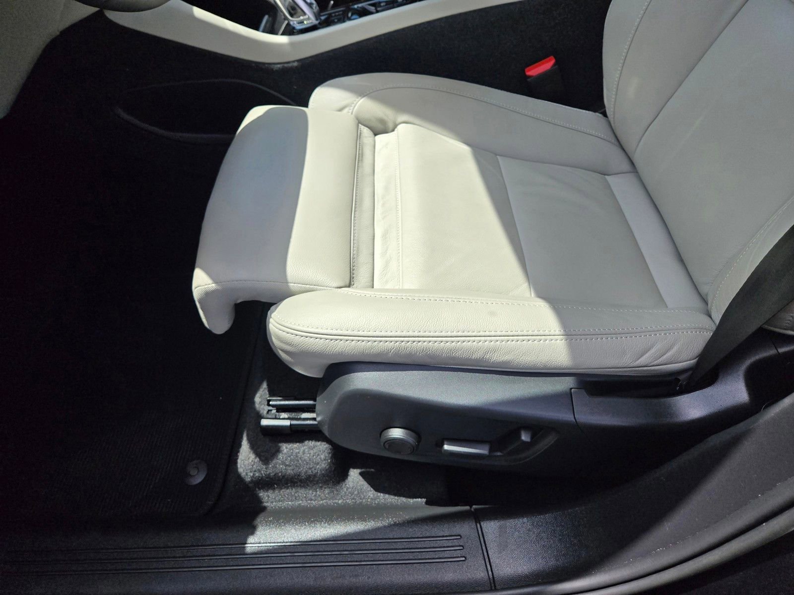 Certified 2023 Volvo XC40 B5 Plus w/ Protection Package Premier AWD/4WD image 9