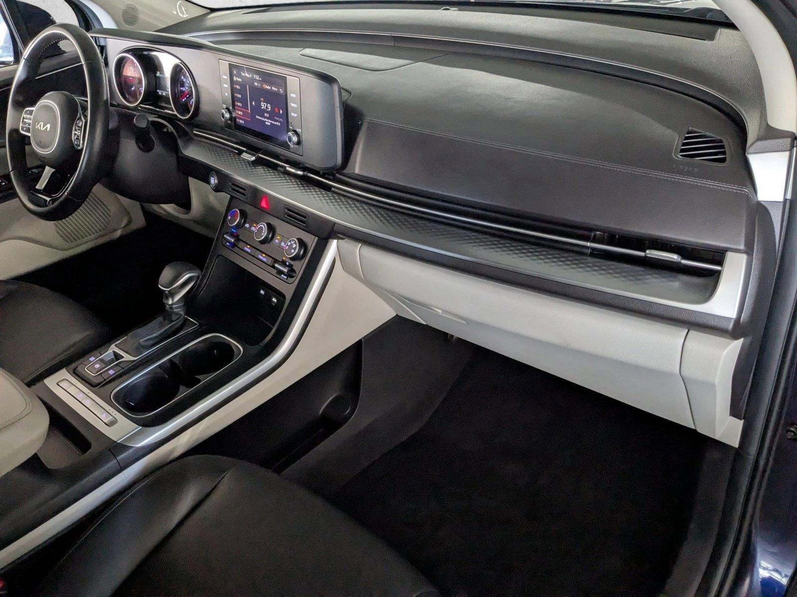 Used 2023 Kia Carnival LX FWD image 22