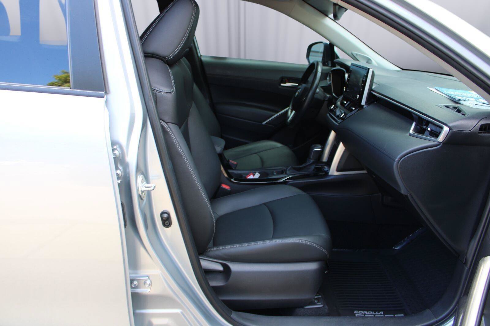 Used 2022 Toyota Corolla Cross XLE w/ Convenience Package FWD image 40