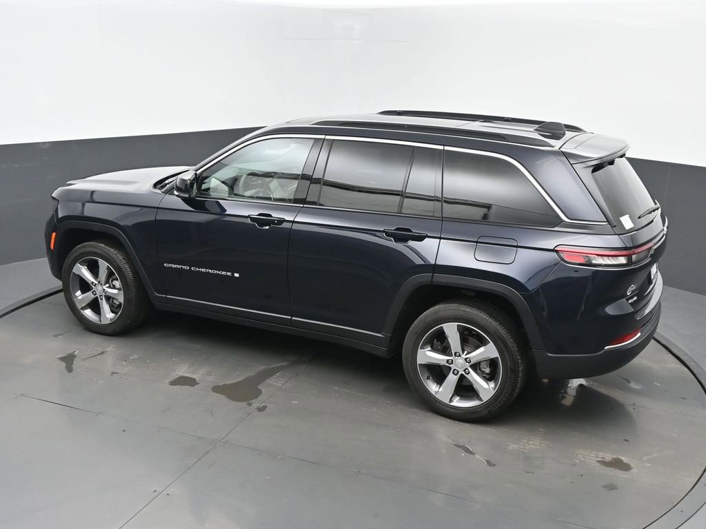 Used 2024 Jeep Grand Cherokee Limited w/ Luxury Tech Group II image 40
