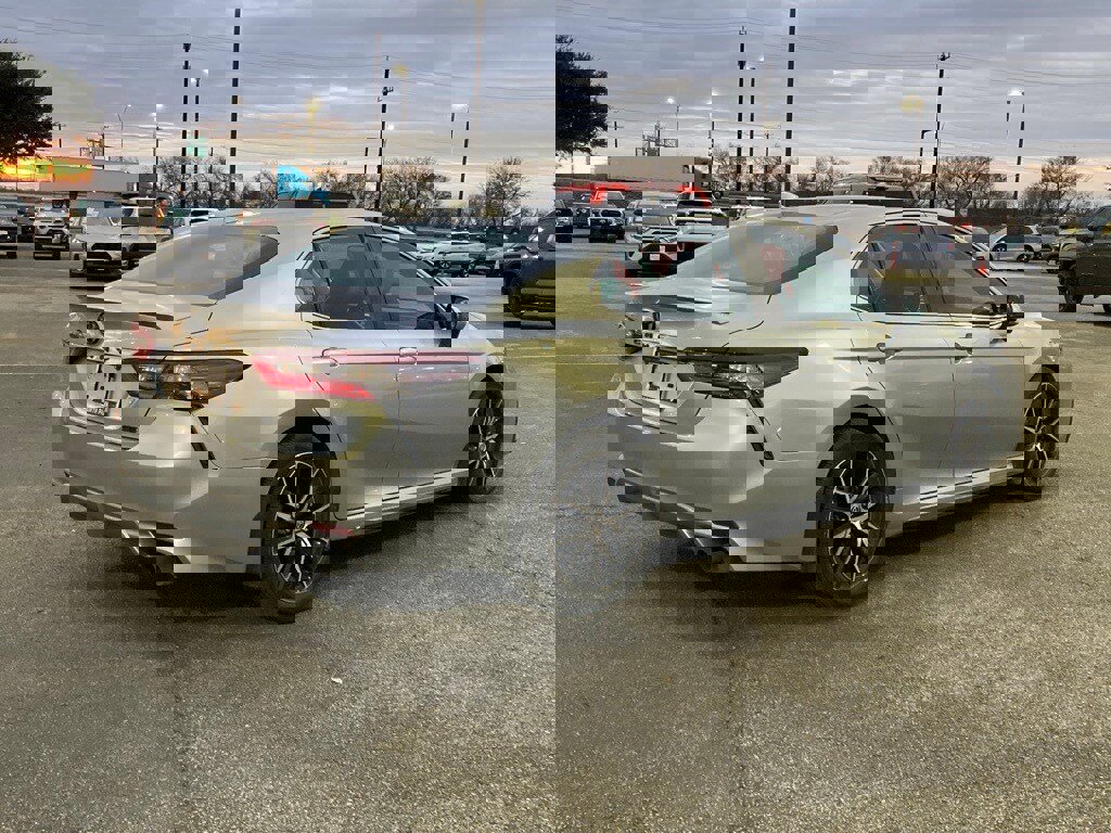 Used 2023 Toyota Camry SE image 5