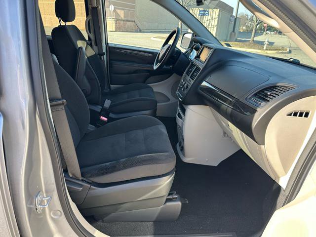Used 2018 Dodge Grand Caravan SE w/ UConnect Hands-Free Group image 9