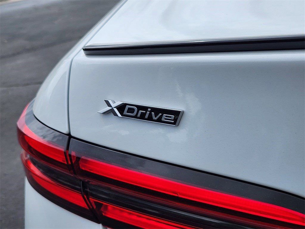 Used 2025 BMW 550e xDrive w/ Premium Package image 20