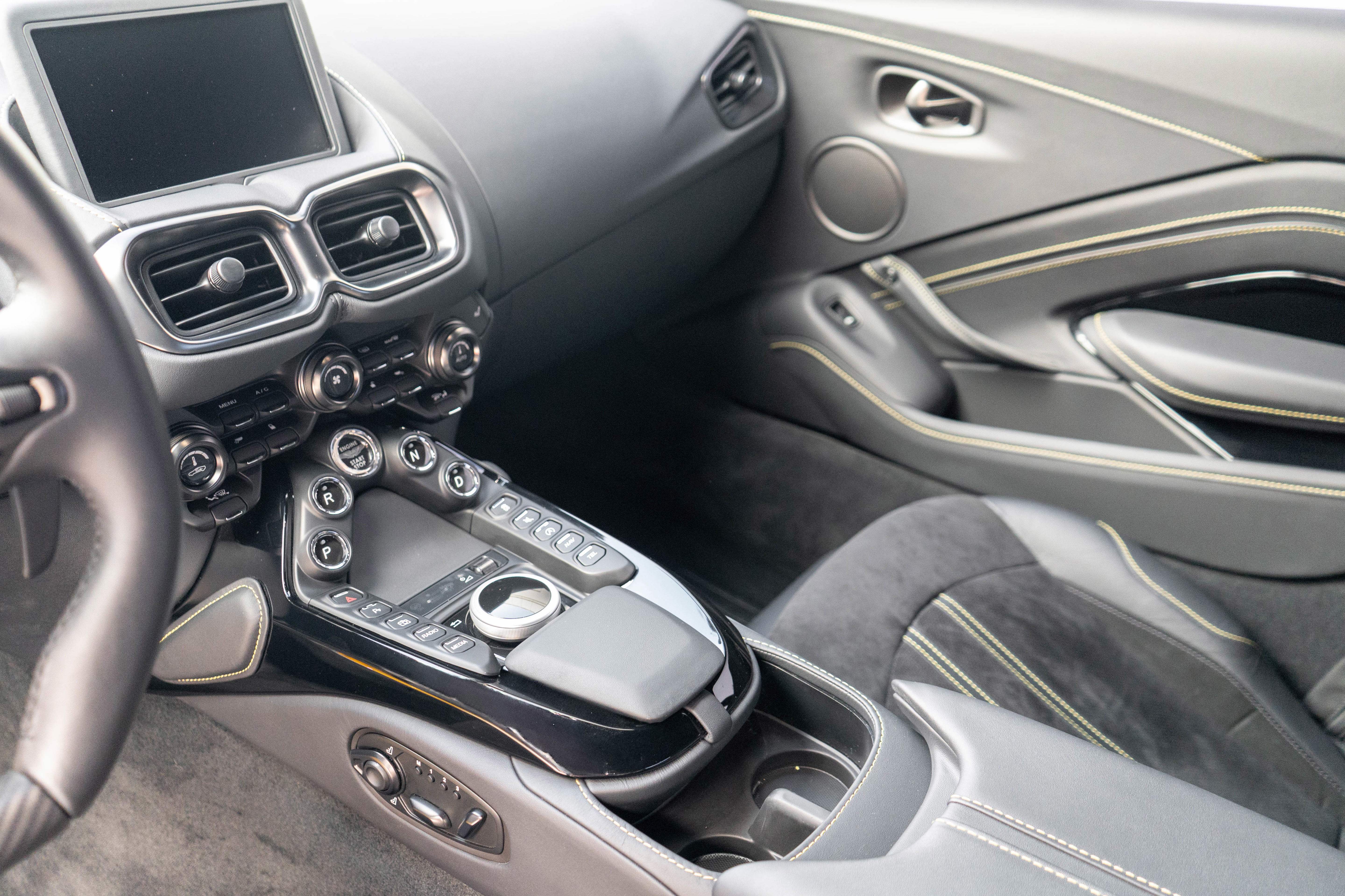 Used 2023 Aston Martin V8 Vantage Coupe image 16