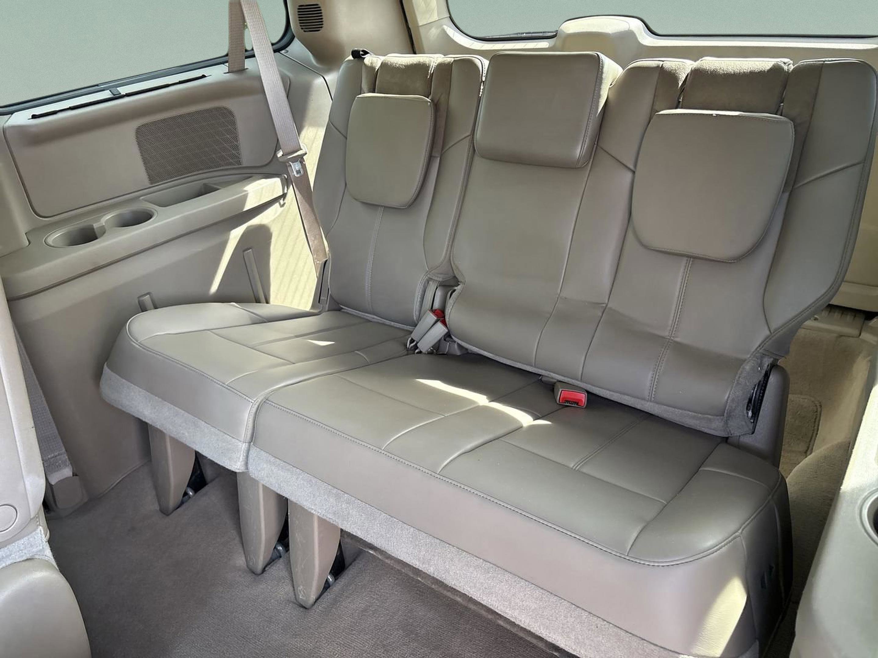 Used 2015 Chrysler Town & Country Limited Platinum FWD image 19