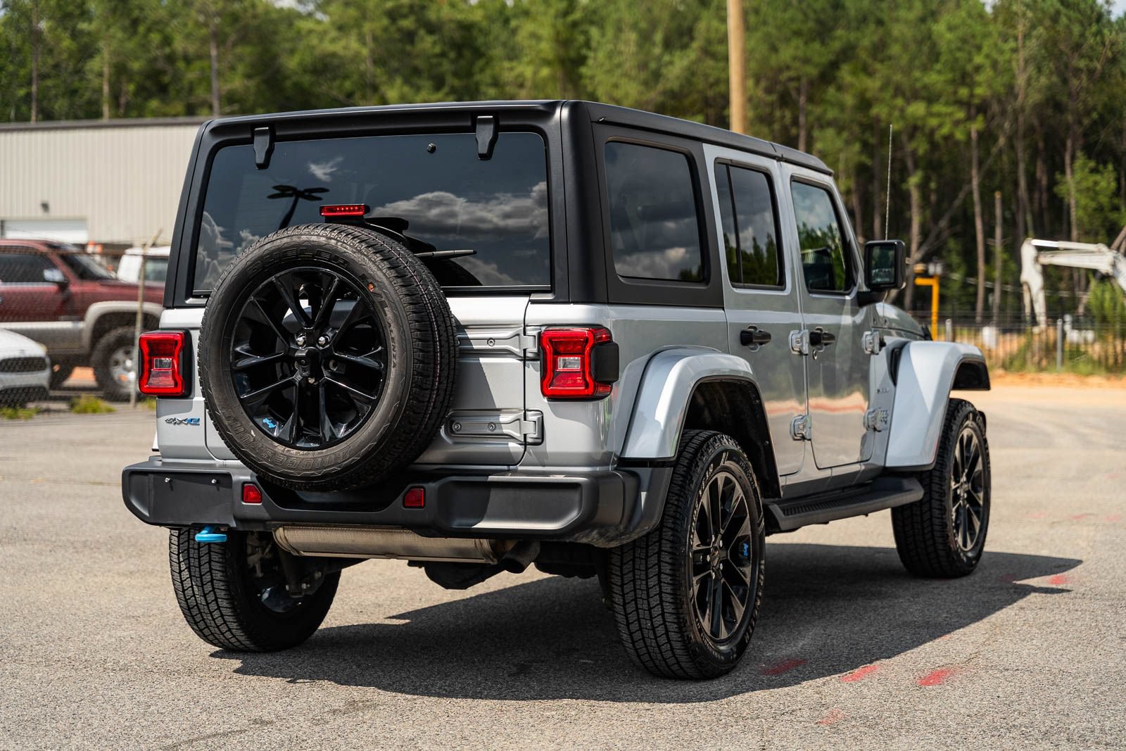 Used 2023 Jeep Wrangler Unlimited Sahara w/ Cold Weather Group AWD/4WD image 7