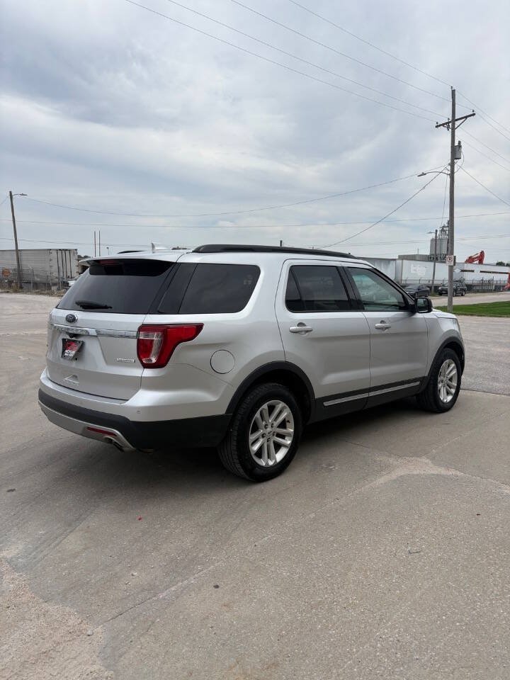 Used 2017 Ford Explorer XLT w/ Equipment Group 202A FWD image 5