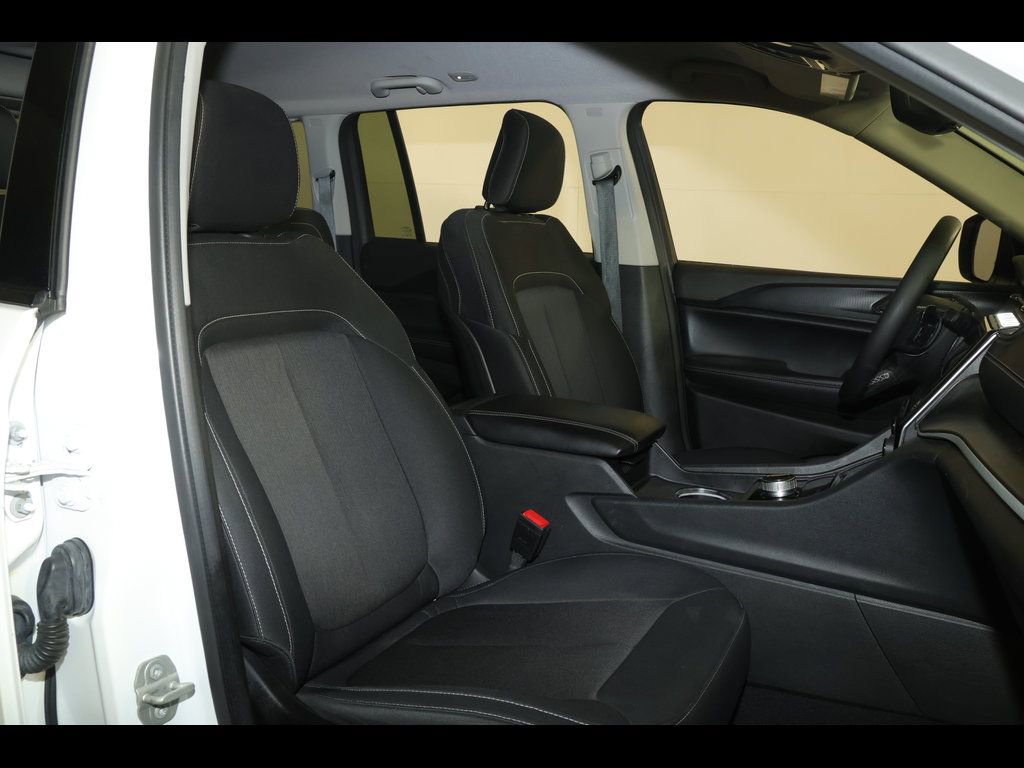 Used 2023 Jeep Grand Cherokee Laredo RWD image 27