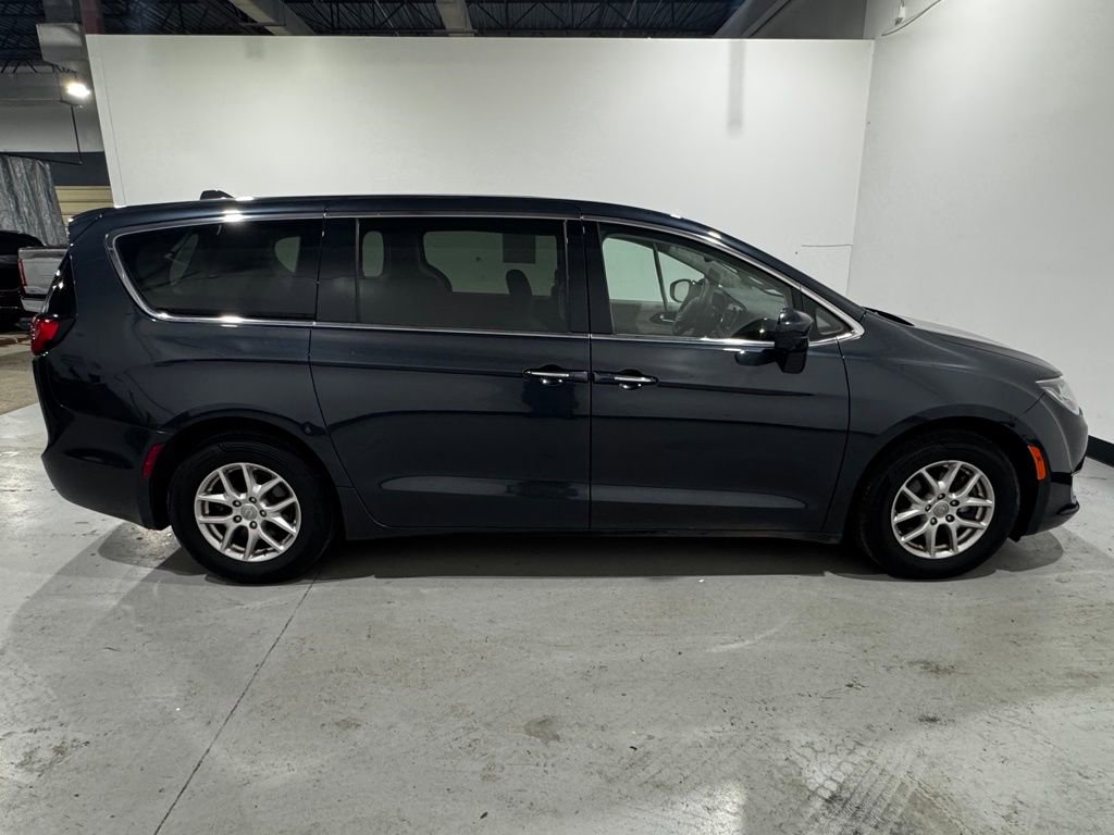 Used 2020 Chrysler Pacifica Touring w/ Advanced Safetytec Group image 5