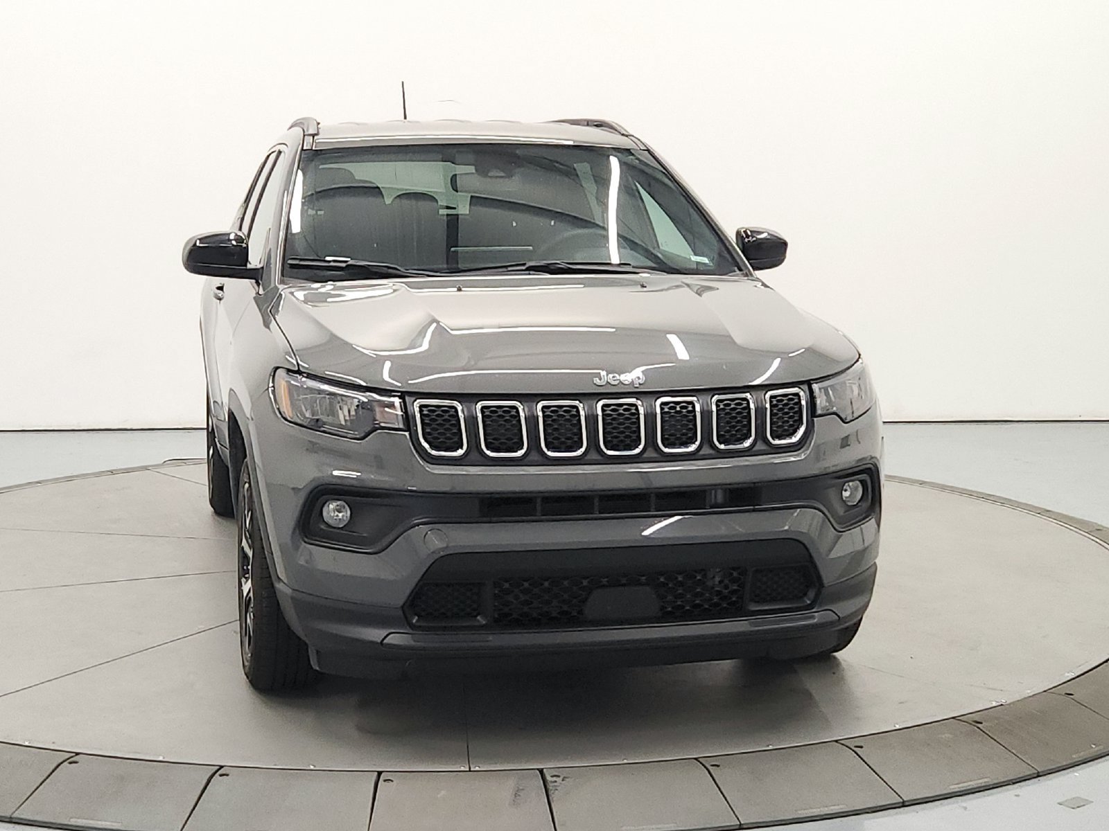 Used 2024 Jeep Compass Latitude AWD/4WD image 3