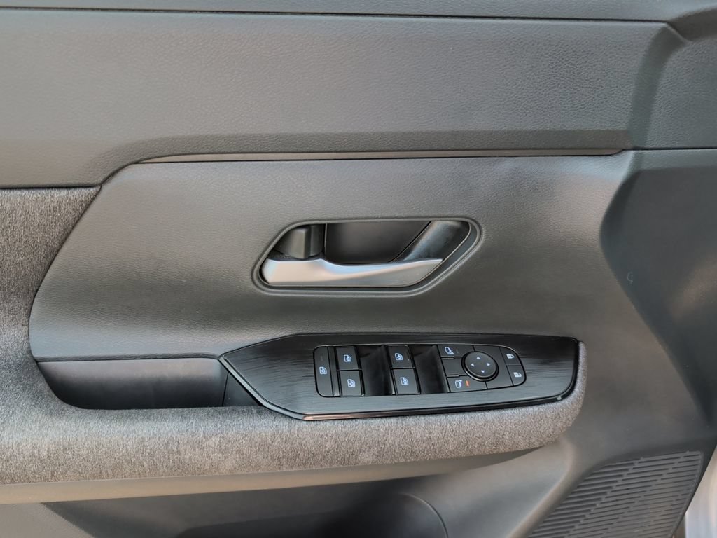 Used 2025 Nissan Kicks SV FWD image 17