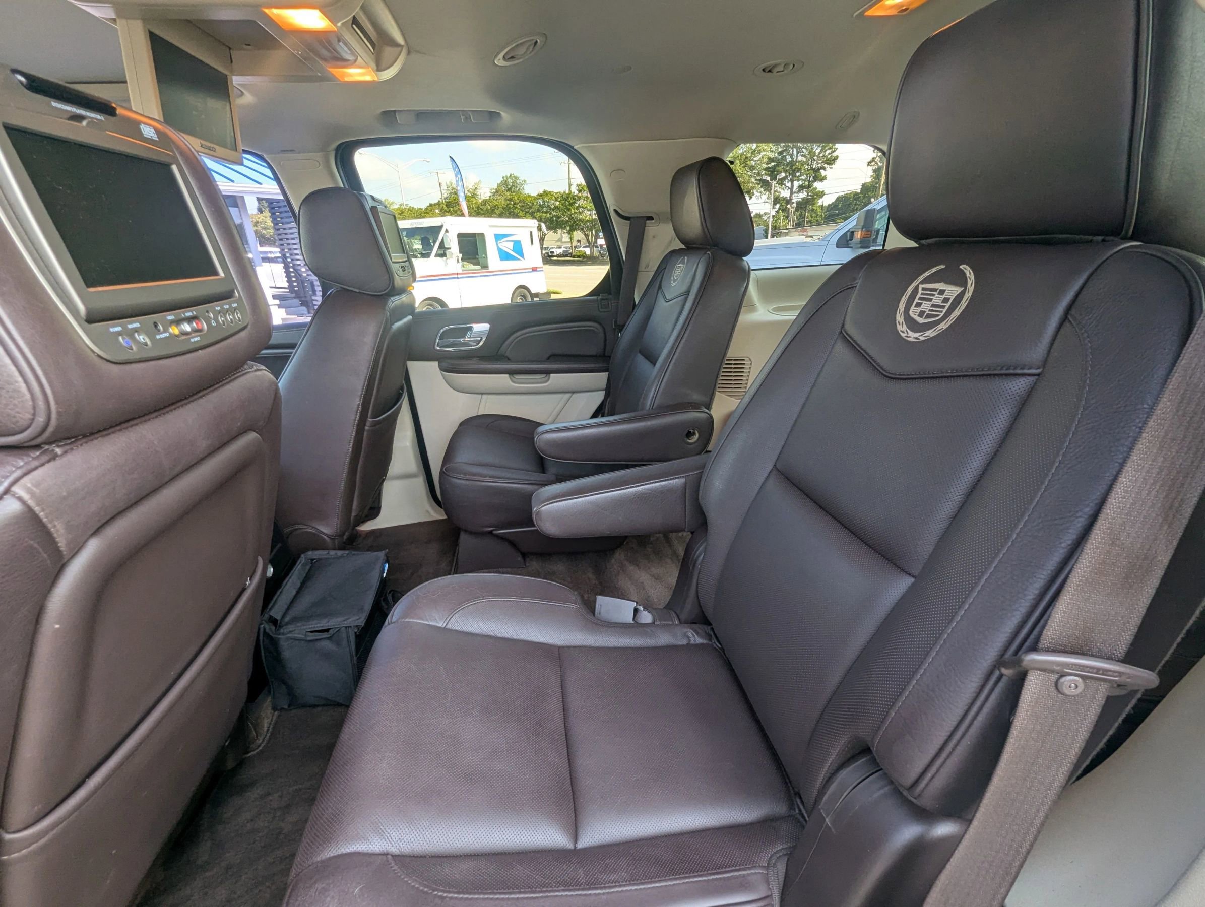 Used 2011 Cadillac Escalade Platinum image 16