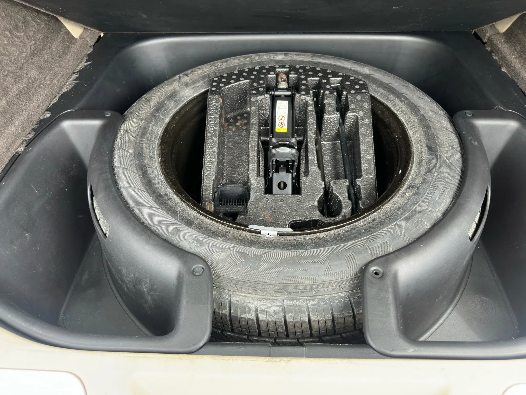 Used 2011 Jeep Grand Cherokee Overland w/ Trailer Tow Group IV image 18