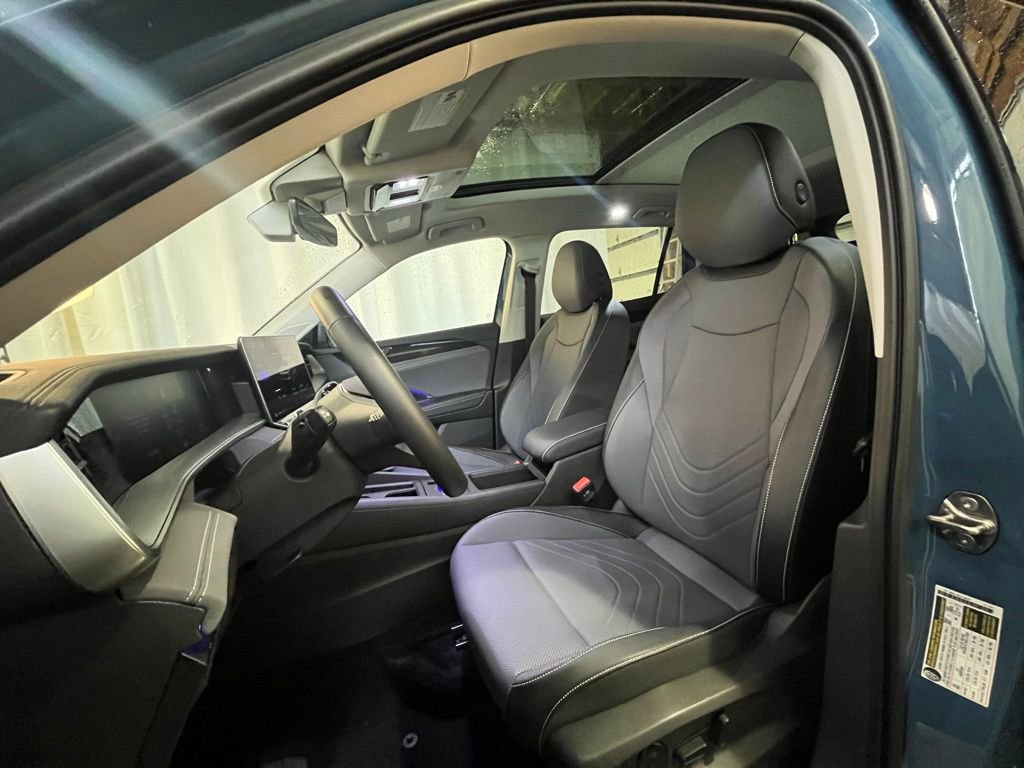 Certified 2025 Volkswagen Tiguan SE w/ Panoramic Sunroof Package AWD/4WD image 11