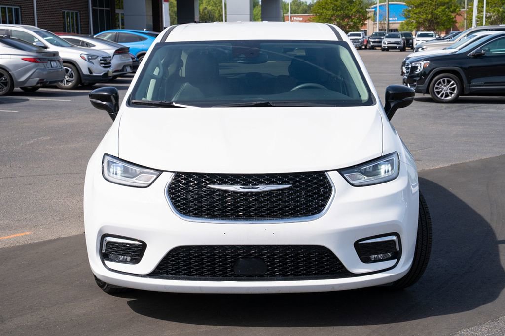 Used 2024 Chrysler Pacifica Touring-L image 2