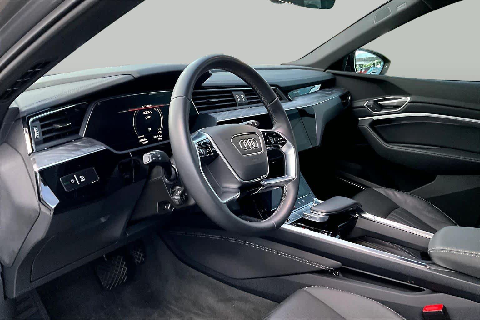 Used 2023 Audi e-tron Premium Plus w/ Premium Plus Package AWD/4WD image 29