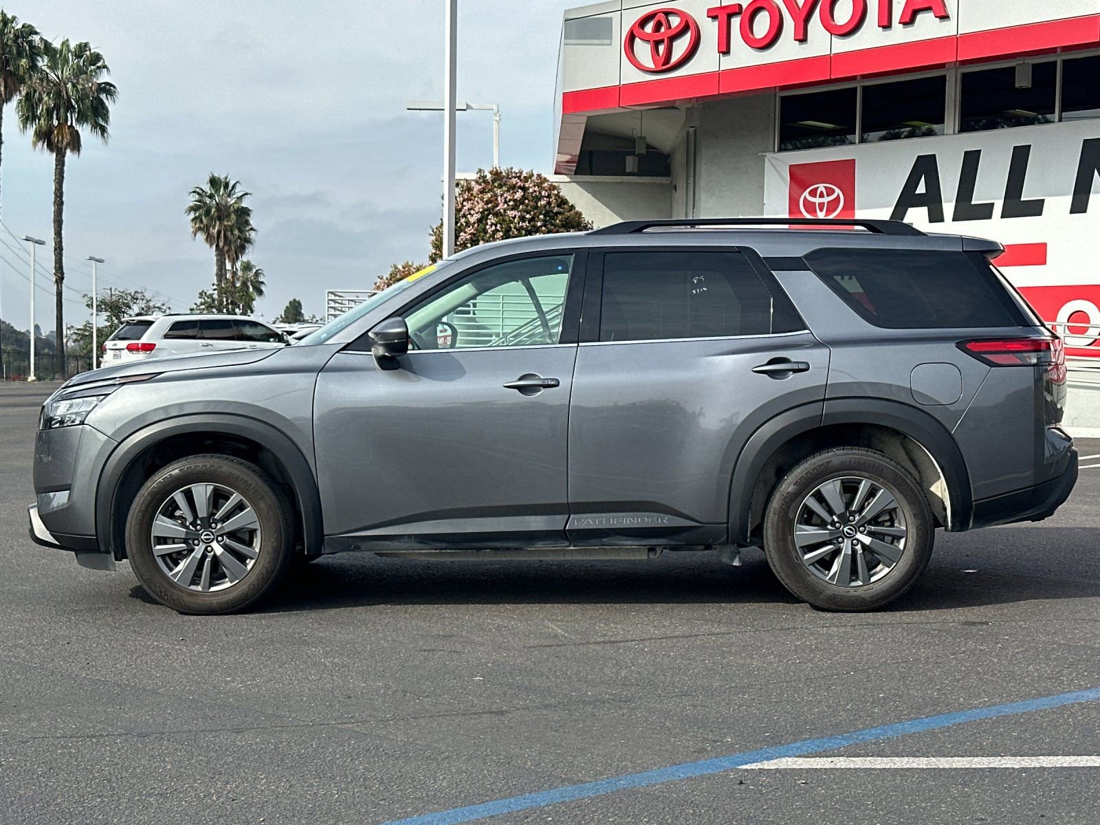 Used 2024 Nissan Pathfinder SV image 2