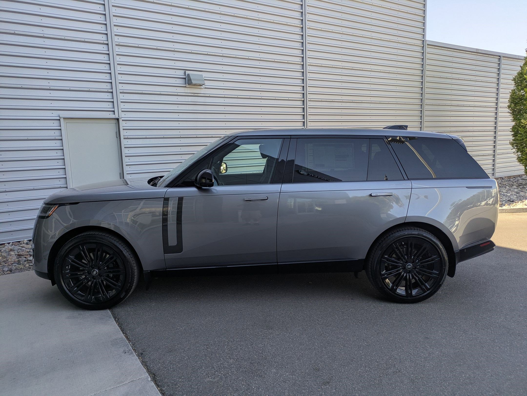 New 2025 Land Rover Range Rover Long Wheelbase SE image 2