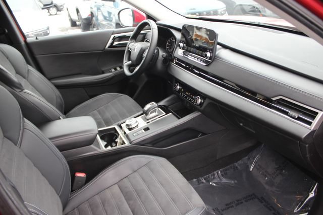Used 2024 Mitsubishi Outlander SE image 32