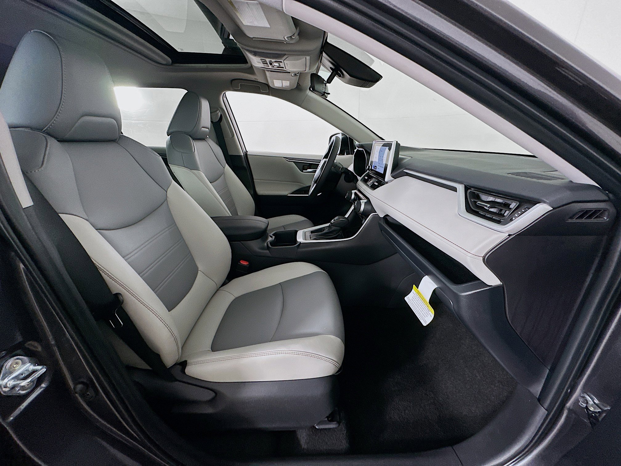 Used 2025 Toyota RAV4 XLE Premium image 31