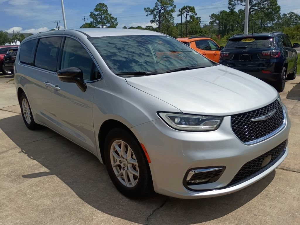 Certified 2024 Chrysler Pacifica Touring-L FWD image 3