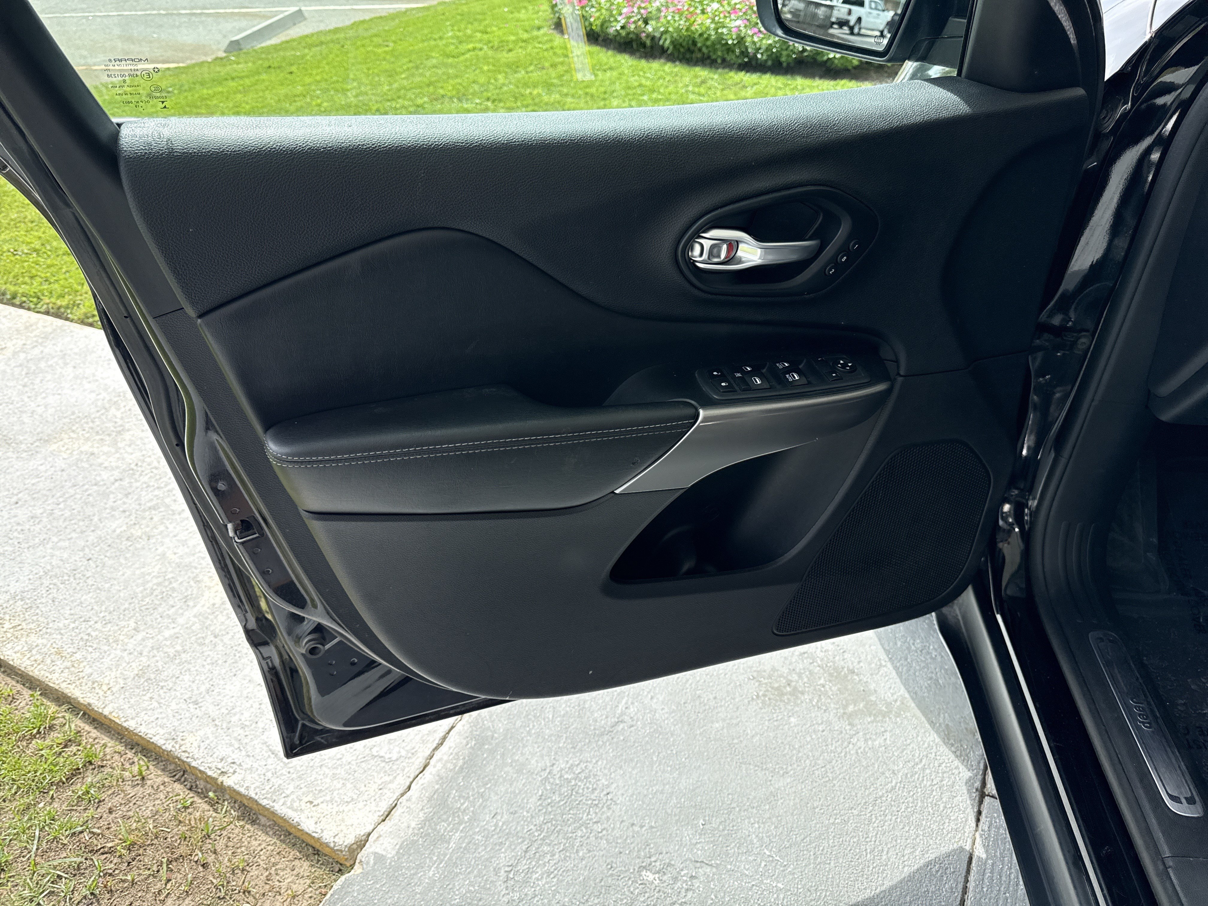 Used 2020 Jeep Cherokee Limited AWD/4WD image 13