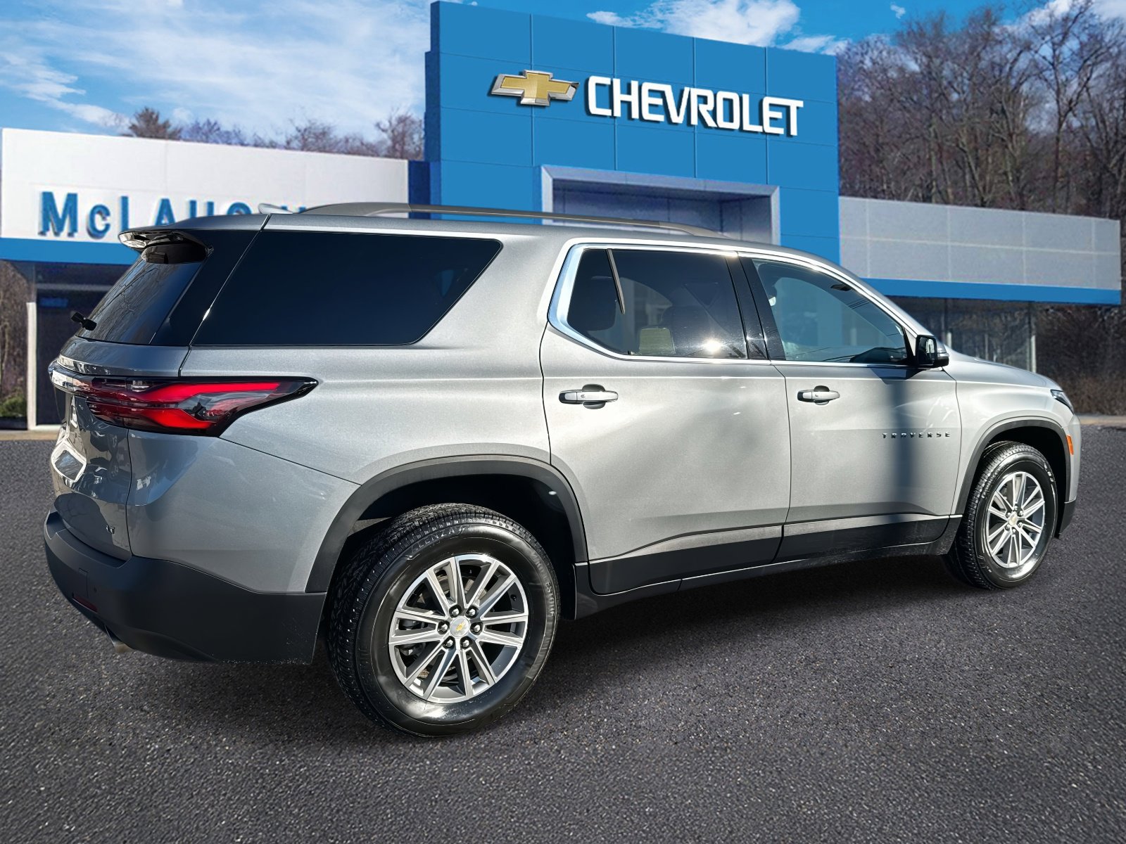 Used 2023 Chevrolet Traverse LT image 3