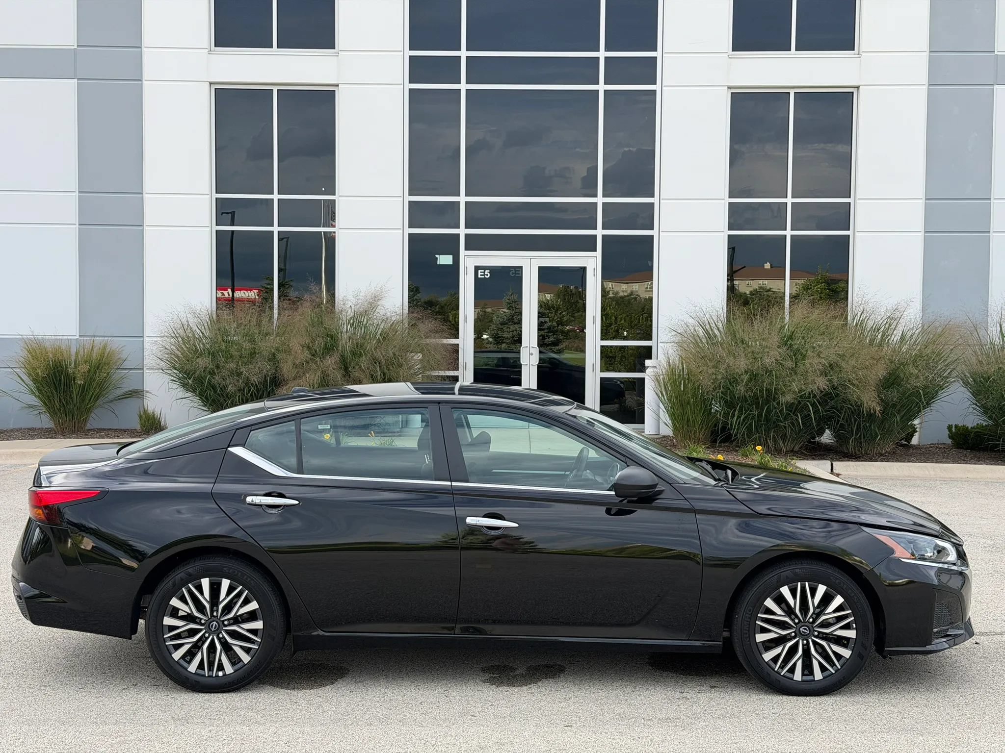 Used 2025 Nissan Altima 2.5 SV FWD image 4