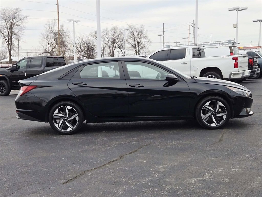 Used 2023 Hyundai Elantra SEL w/ Convenience Package image 2