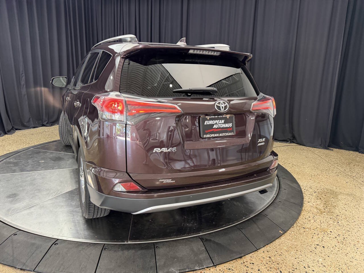 Used 2017 Toyota RAV4 XLE AWD/4WD image 11