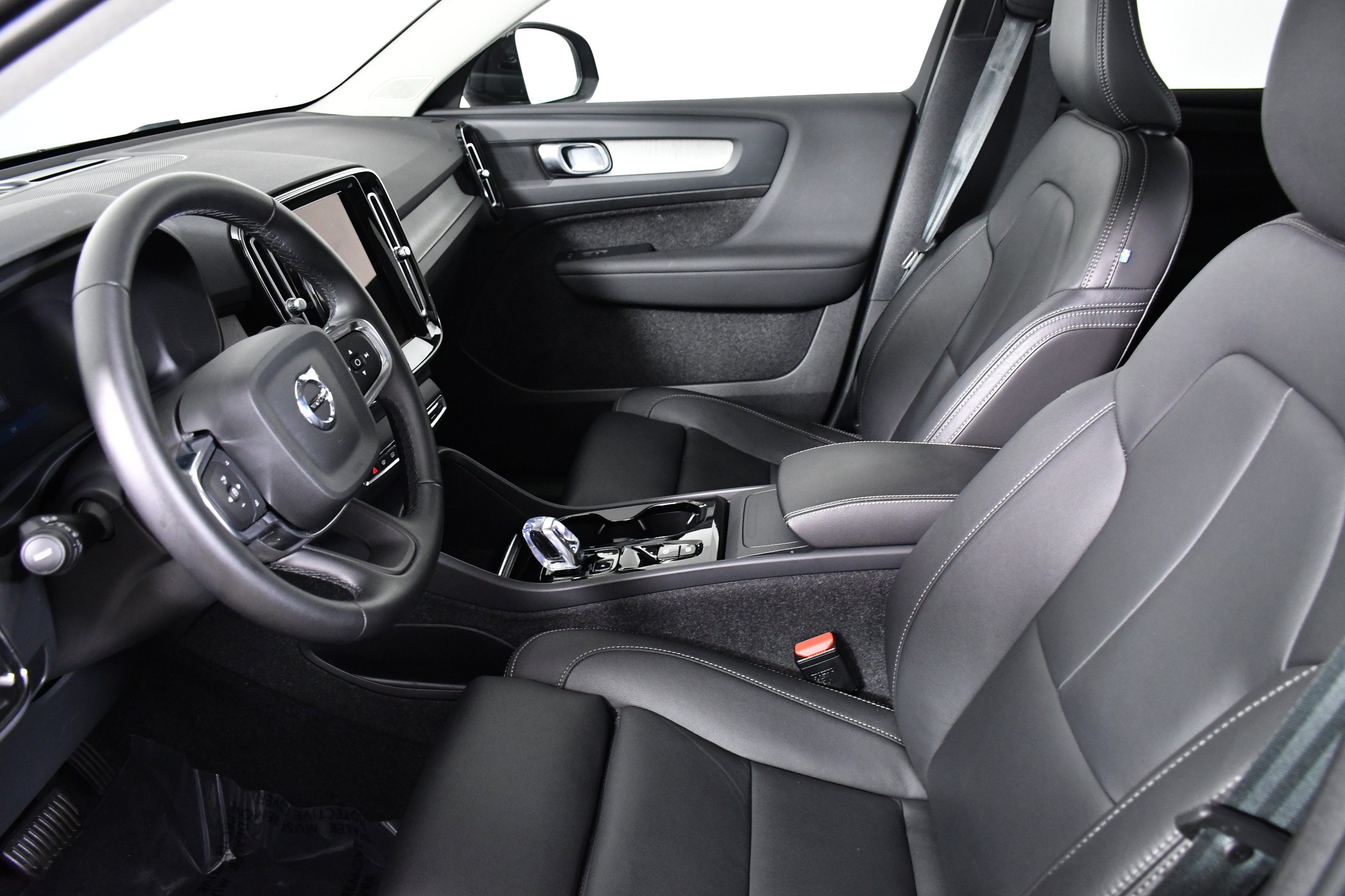 Used 2025 Volvo XC40 B5 Plus image 19