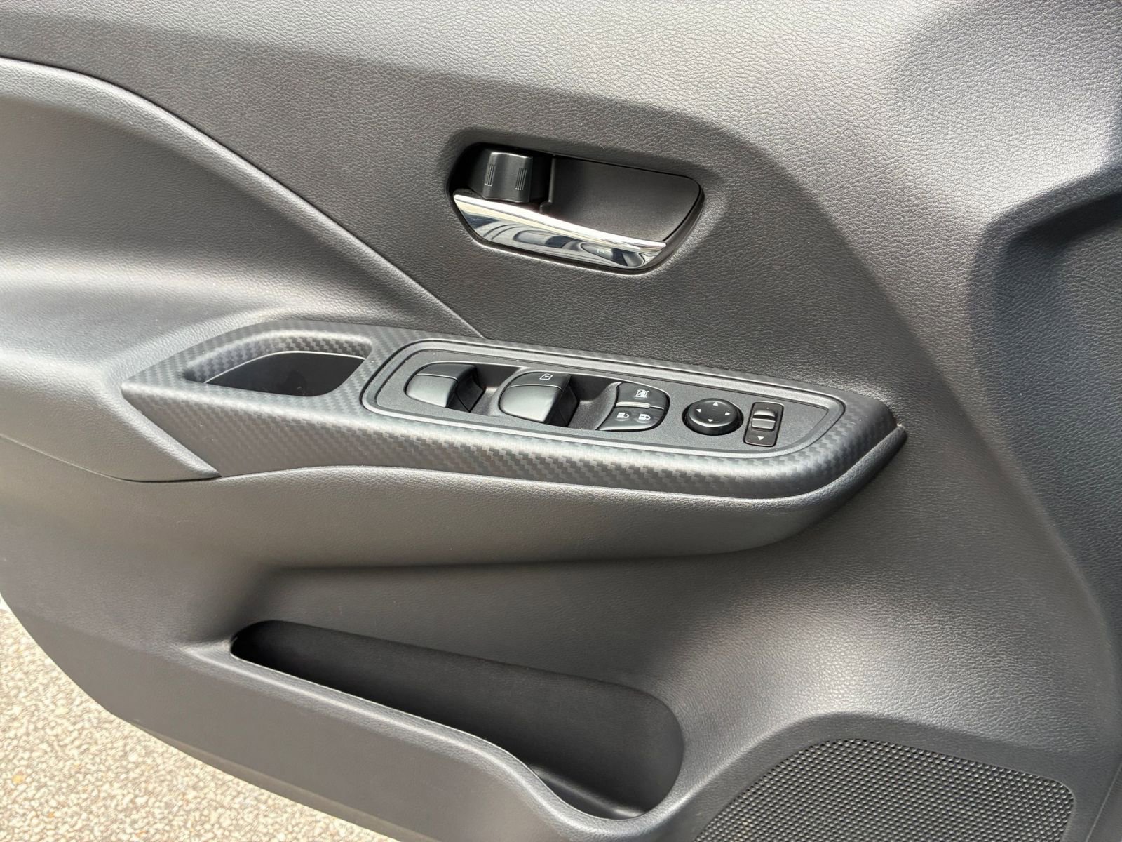 Used 2025 Nissan Versa SV FWD image 18