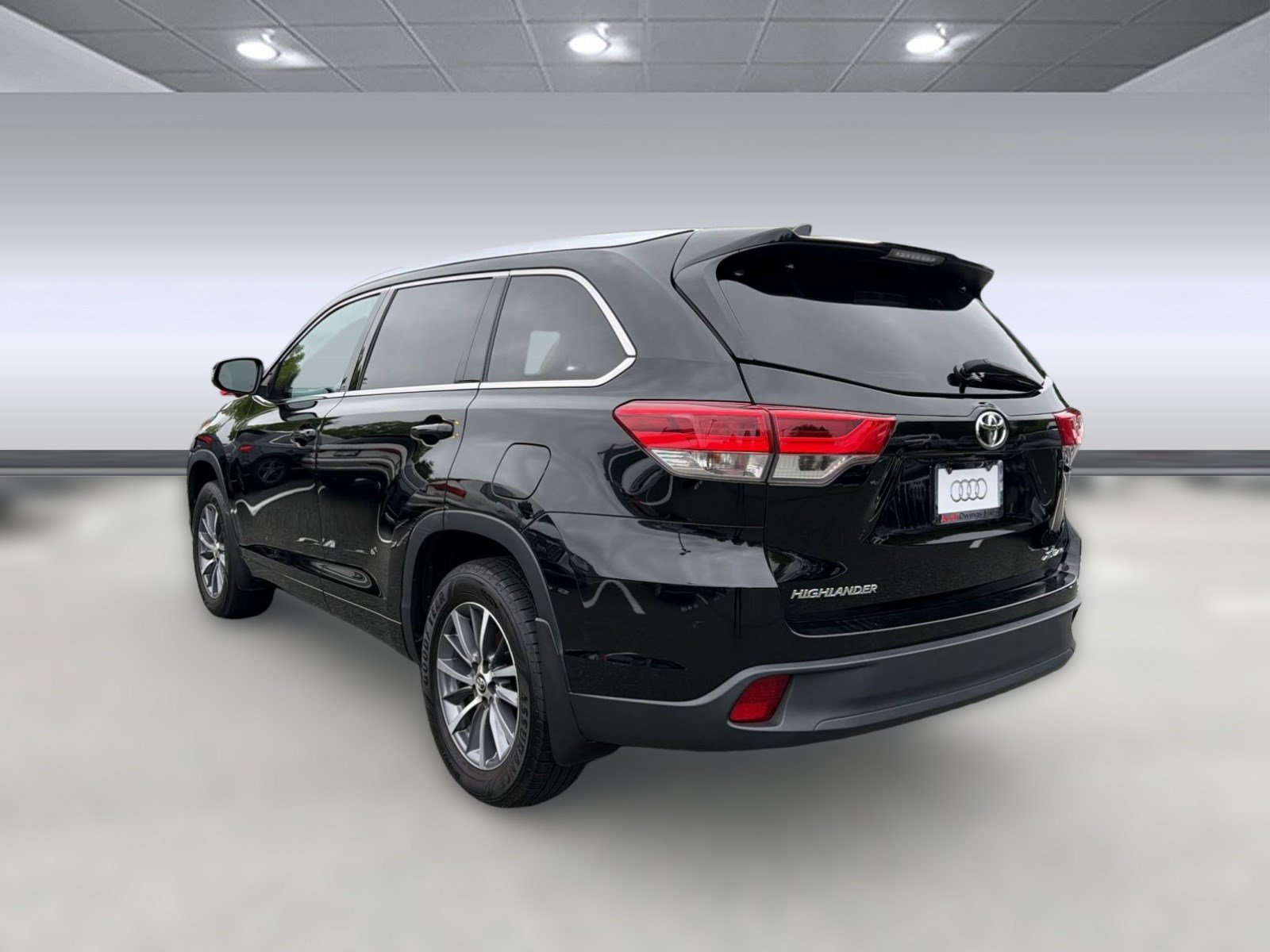 Used 2018 Toyota Highlander XLE AWD/4WD image 3