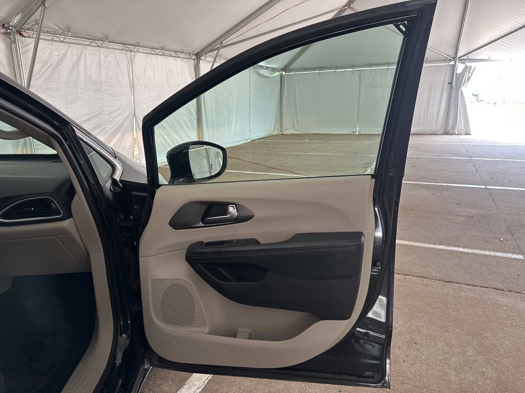 Used 2020 Chrysler Pacifica Touring-L image 17