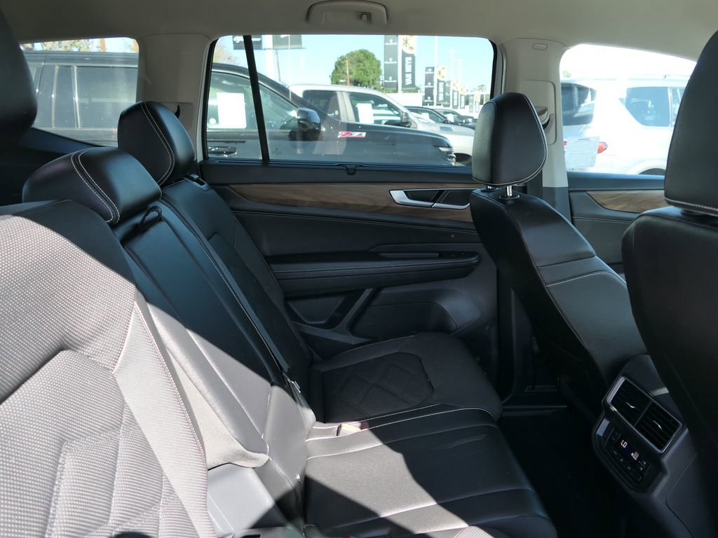 Used 2025 Volkswagen Atlas SE image 22