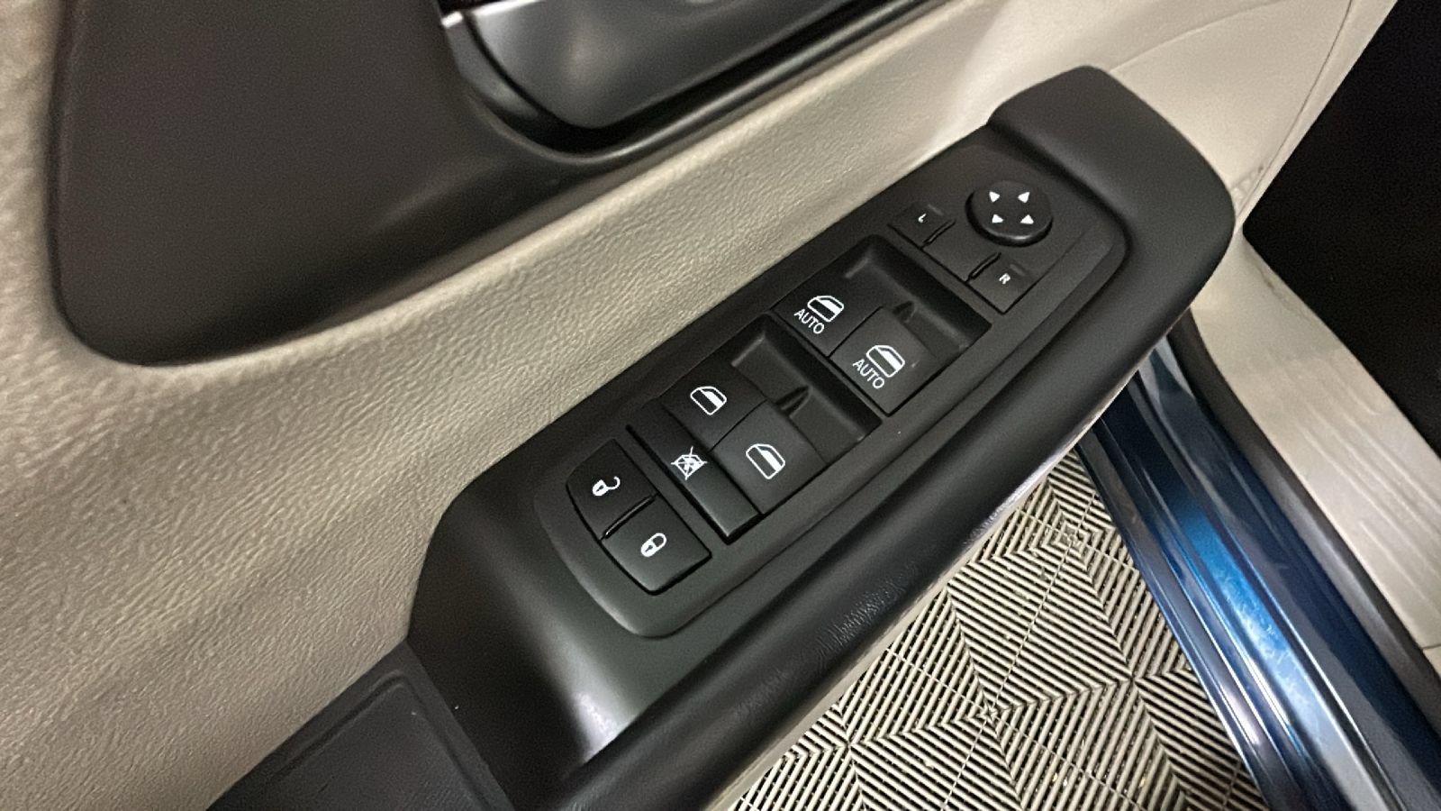 Used 2023 Chrysler Pacifica Touring-L FWD image 12