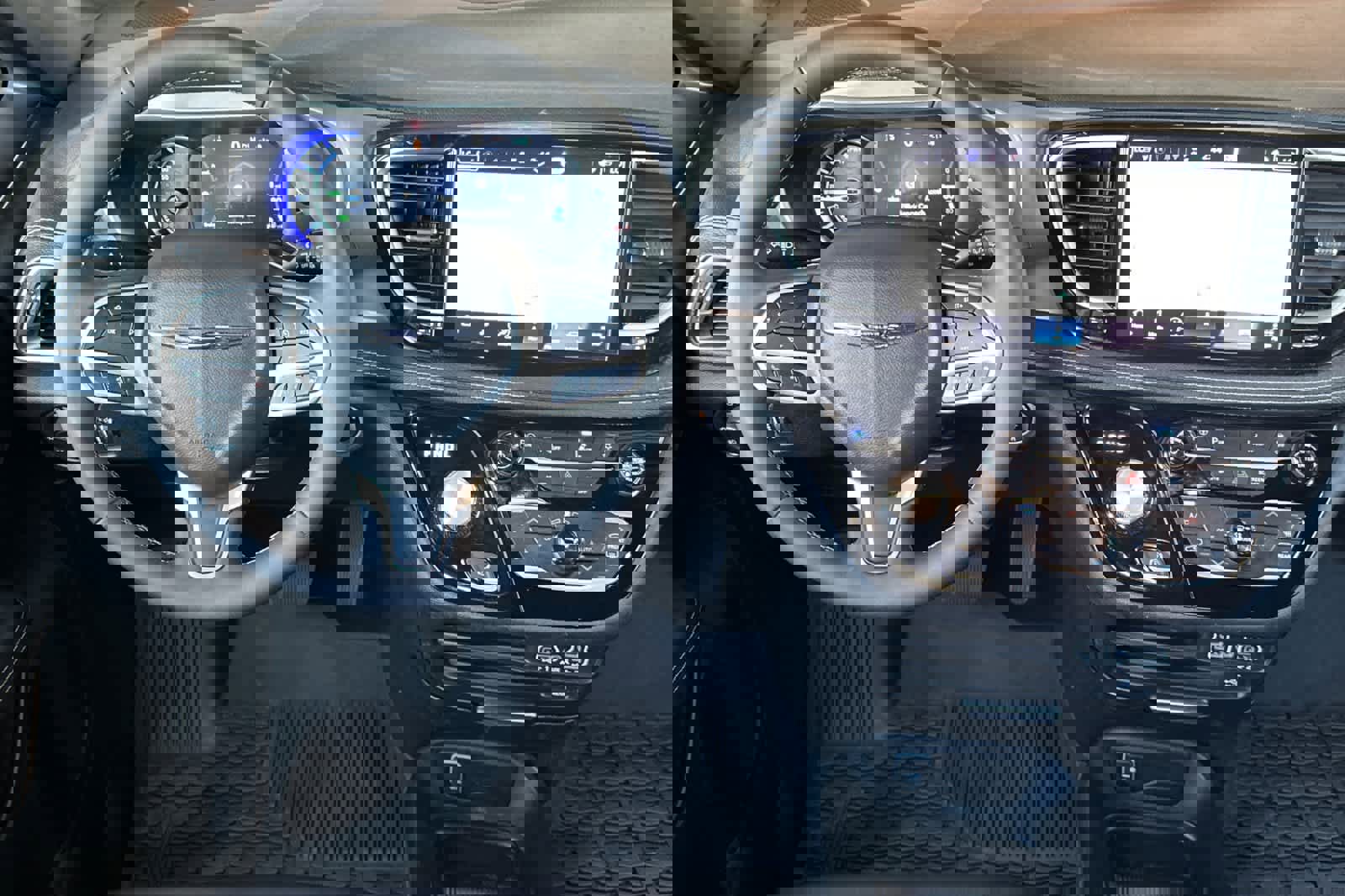 Used 2025 Chrysler Pacifica Select w/ Uconnect Theater Family Group image 14